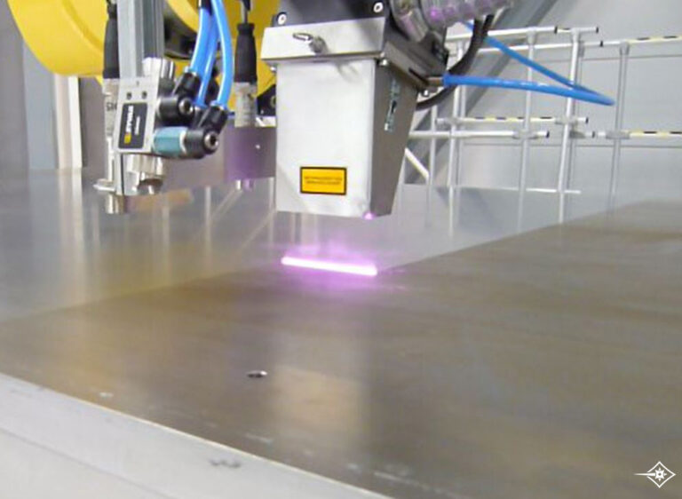 Automatic laser cleans a large invar tool mold