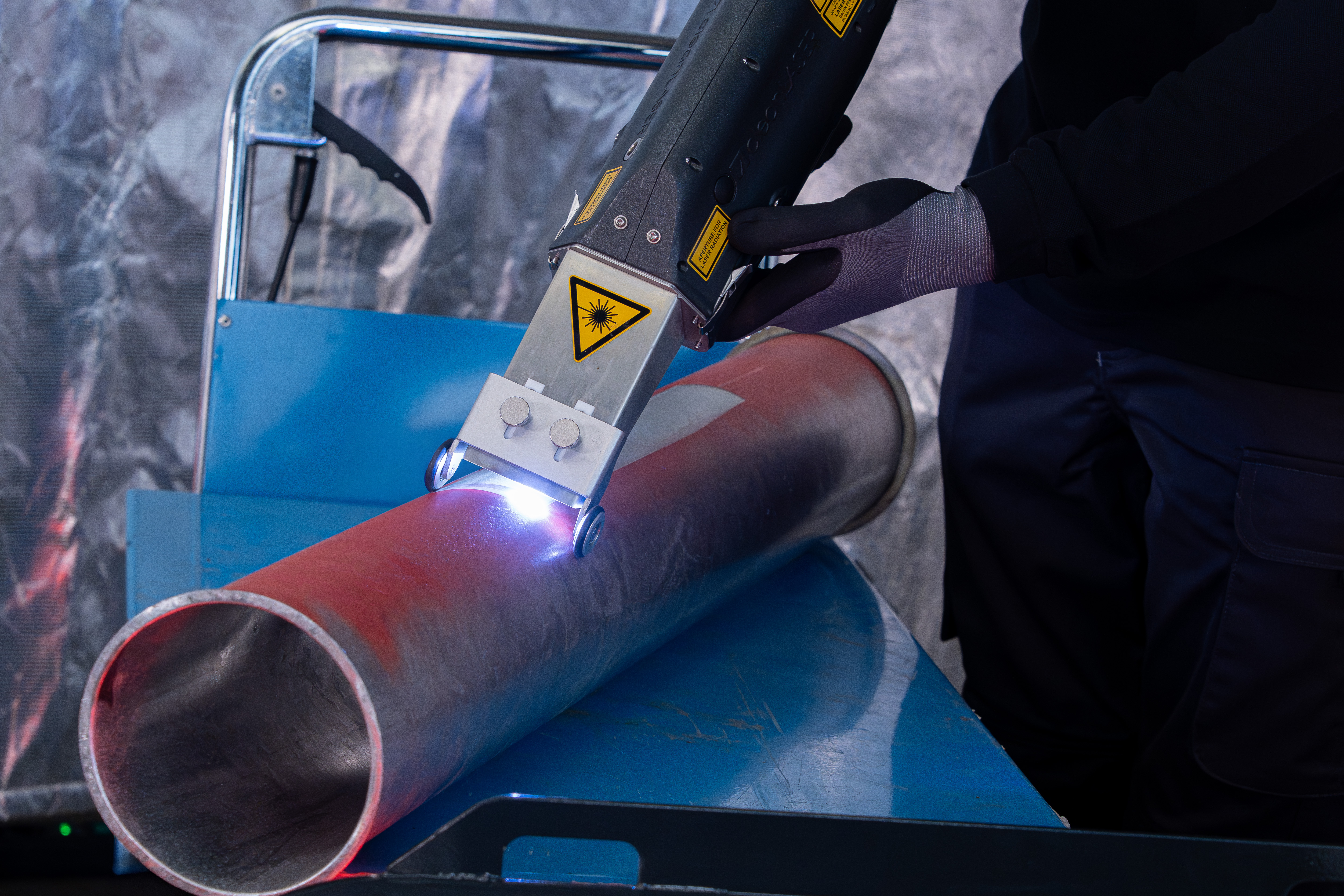 CL 500iM laser cleaning rust from a steel pipe